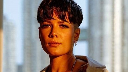 Halsey-nak mindene rózsaszín volt az AMA-gálán, még a haja is!