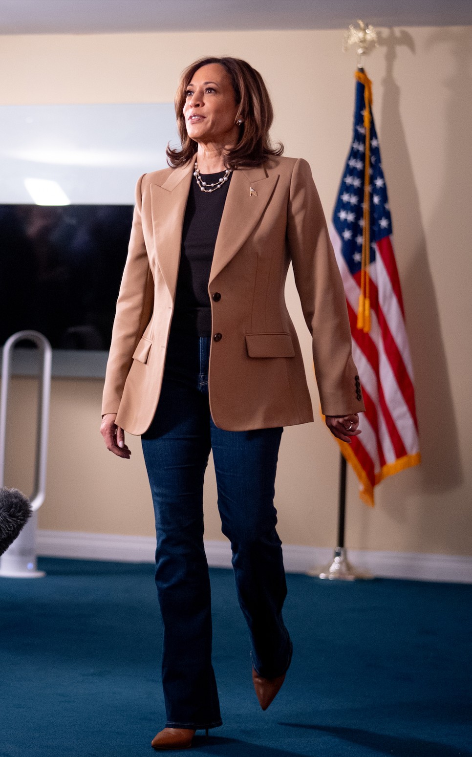 Farmernadrág és zakó, a páros, amelynek minden női gardróbban ott van a helye