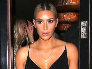 Kim Kardashian mellei már megint nem fértek a ruhába