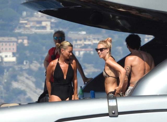 Kate Moss egy jachton szexizik fürdőruhában és még mindig egy igazi topmodell