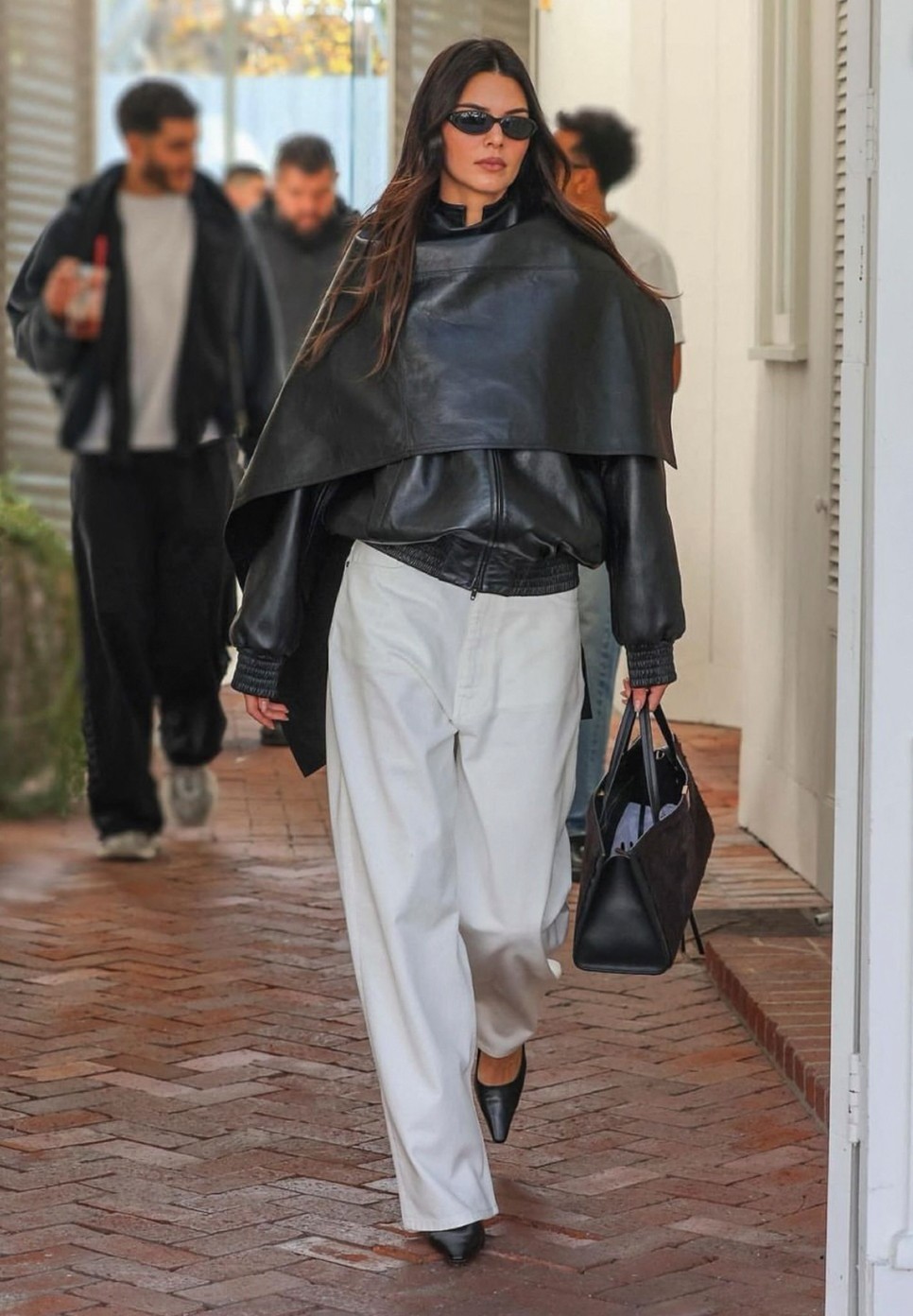 Kendall Jenner egy klasszikus összeállításban mutatta meg a fehér farmert