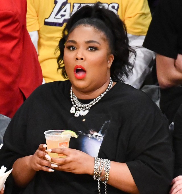 Olyan merész szettben ment Lizzo a Lakers kosármeccsére, hogy ki akarják tiltani