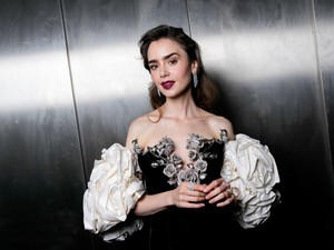 Lily Collins a világ legmerészebb ékszer-melltartójában lépett vörös szőnyegre