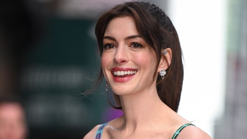 Anne Hathaway vörös bőrszerkóban lopta el a showt