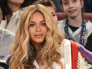 A várandós Beyoncé nagyon feszülős miniben mutatja meg hatalmas hasát