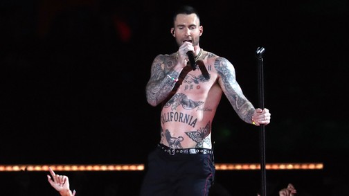 A Maroon 5 elképesztő show-t adott a Super Bowlon, mégis mindenki Adam mellbimbójáról beszélt