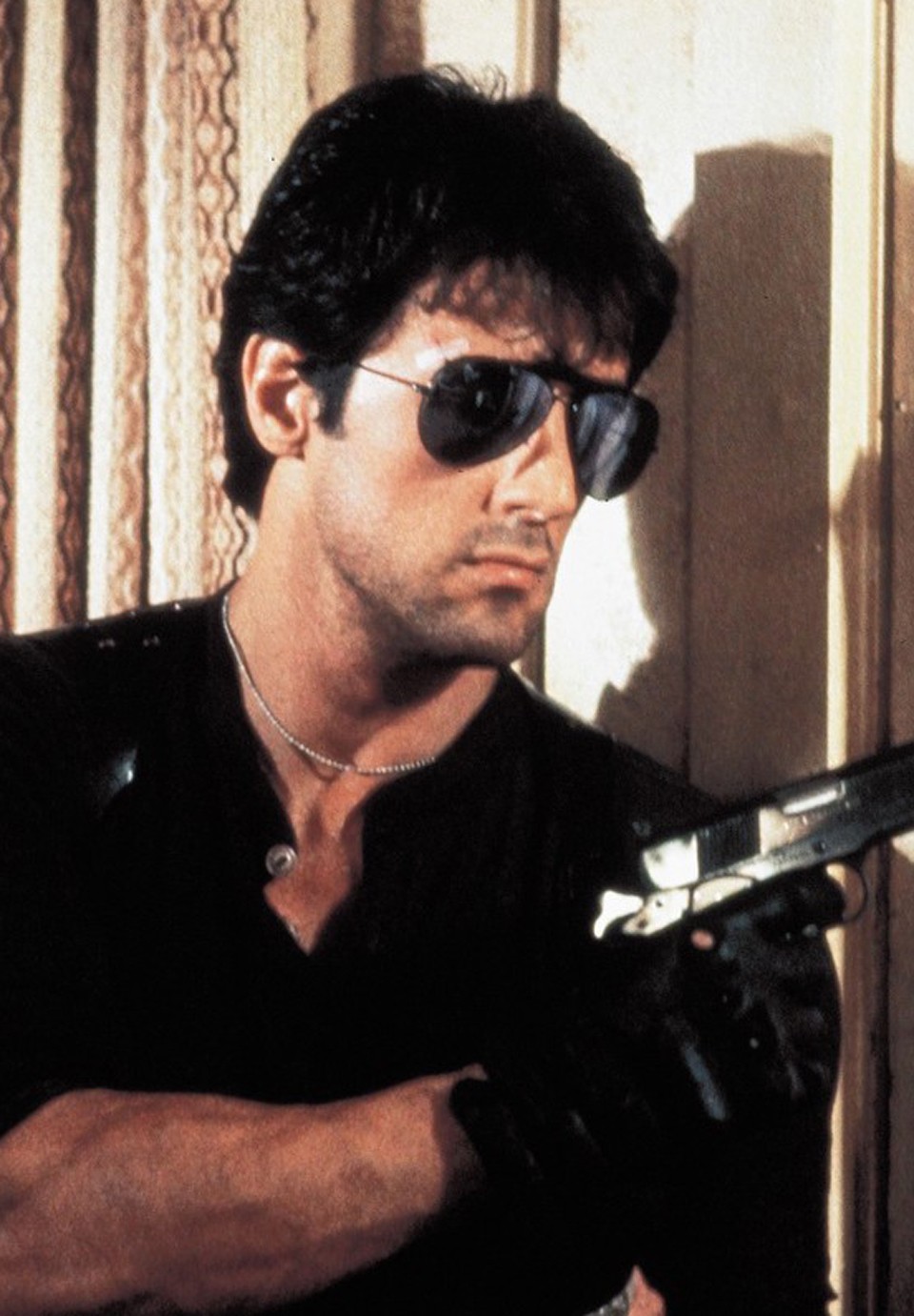  A nyolcvanas években egy igazi akcióhős jellegzetes napszemüveg nélkül elképzelhetetlen volt. A Kobra című filmben Sylvester Stallone egy Ray-Ban Outdoorsman modellt viselt.
