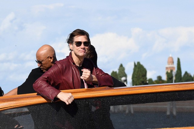 Jim Carrey embert faragott magából és megjelent a Velencei Filmfesztiválon!