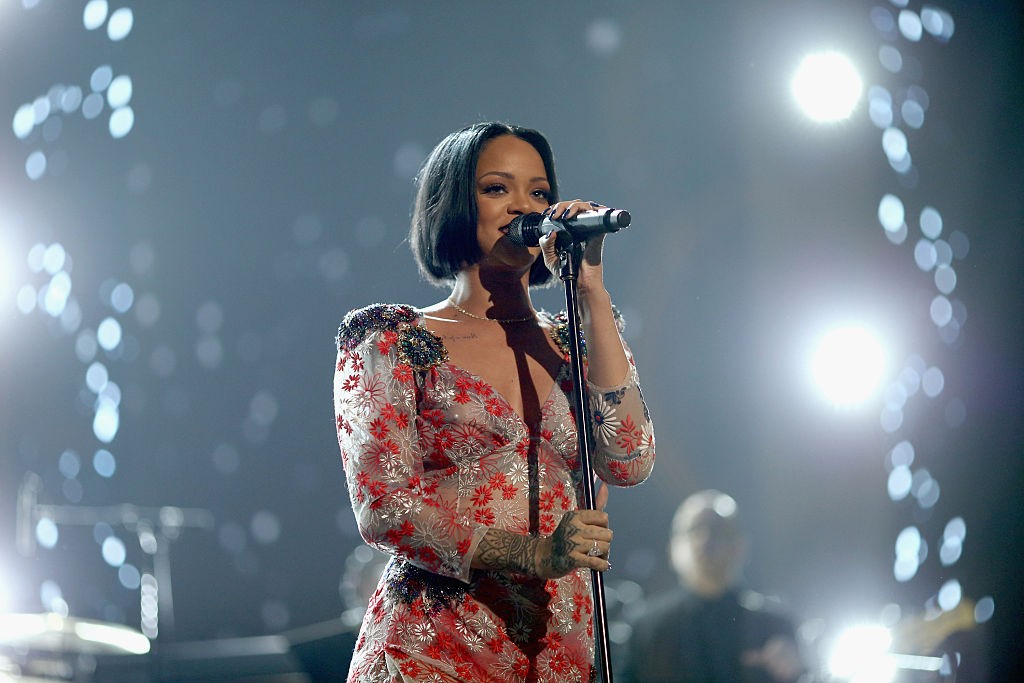 2016-ban Rihanna rövid fekete hajjal jelent meg a MusiCares Person of the Year Los Angelesi díjátadóján