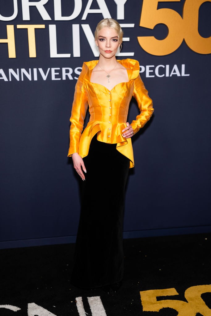 Anya Taylor-Joy egy ragyogóan sárga, vintage Mulger felsőben és fekete szoknyában keltett hatalmas feltűnést. 