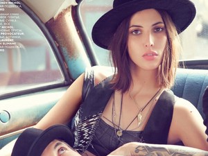 A Red Hot Chili Peppers lányokat vetkőztet