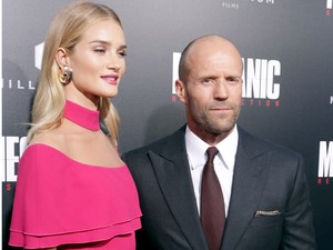 Gyereke lesz Jason Stathamnek? Rosie Huntington-Whiteley pocakja kerekedik?