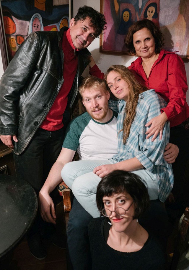 Íme az előadás, ami bonyolult párkapcsolati helyzeteket old meg humorral!