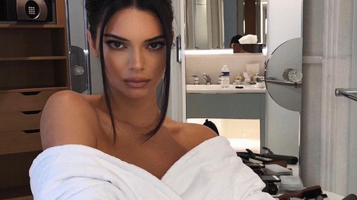 Kendall Jenner pucéran borozgat és ezzel a fotóval még Kim Kardashianon is túltett!