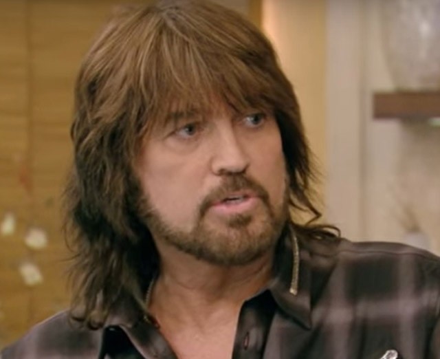 Miley Cyrus leutánozta az apja, Billy Ray Cyrus ikonikus frizuráját