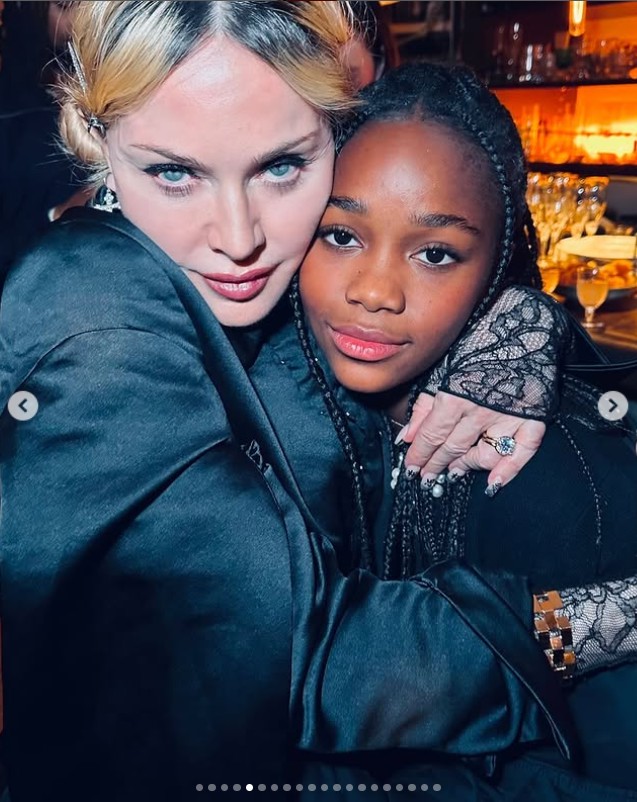 Egyszerűen nem lehet nem észrevenni a hatalmas gyémántot az ujján