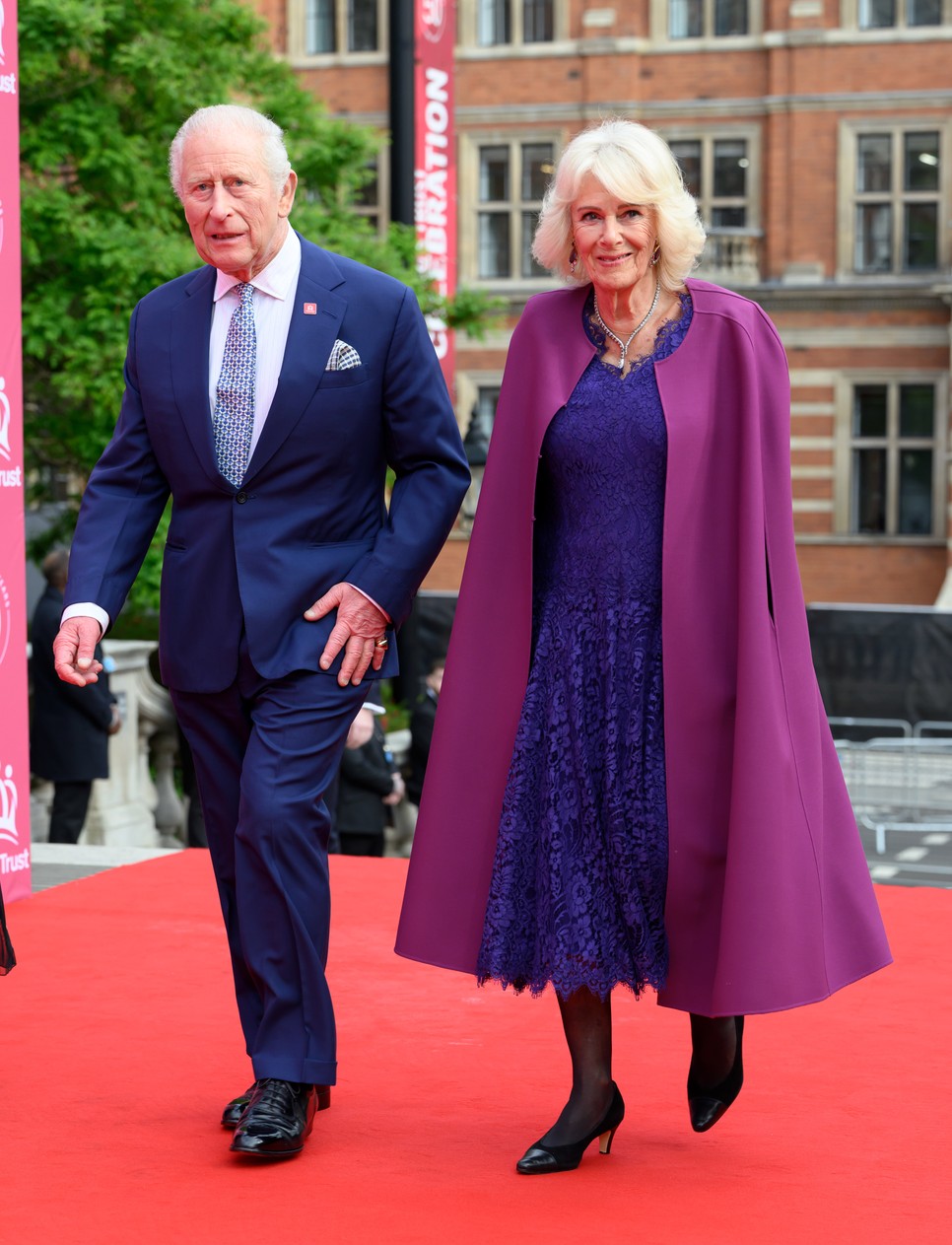 Kamilla királyné pompás Fiona Clare ruhában és Dior köpenyben ragyogott Károly király társaságában, aki színben passzoló öltönyt választott az estre