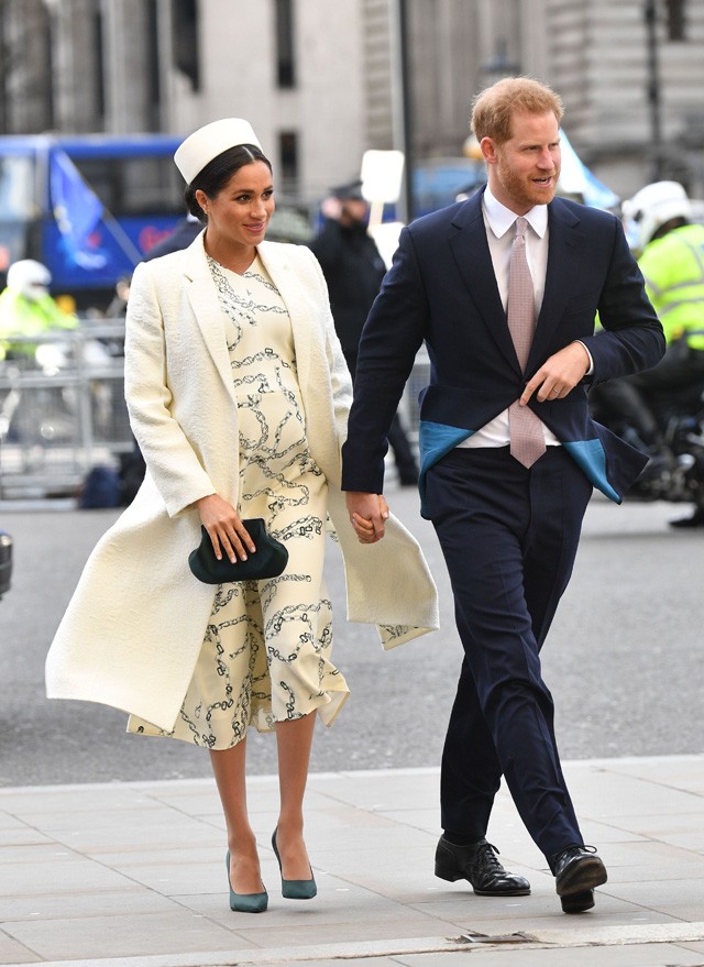 Meghan Harry Herceggel, Kate Middletonnal, Vilmos Herceggel és Erzsébet királynővel érkezett a Westminsteri apátságba ebben az elegáns ruhában és fehér kalapban.