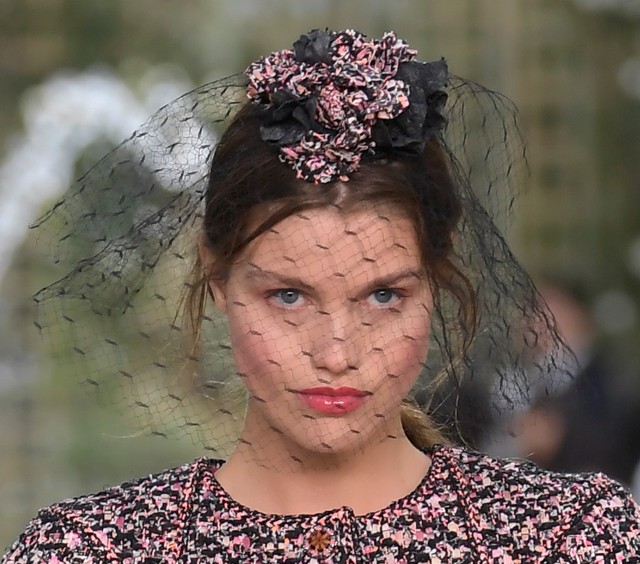 Elképesztő fejdíszek a Chanel bemutatóján! Mutatjuk a kedvenceinket!