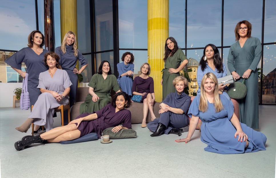 Balról jobbra: Kende-Hofherr Krisztina, a magyar média- és kommunikációs piac egyik meghatározó alakja, Kolosi Bea, a Líra vezérigazgatója, Cakó Kinga, a CAKÓ márka tervezője és megálmodója, Maróy Krisztina, a Glamour magazin főszerkesztője, Gryllus Dorka színművész, Gyurkó Szilvi gyermekjogi aktivista, a Hintalovon Alapítvány létrehozója, Rozgonyi-Kulcsár Viktória, a Jurányi és a Füge ügyvezetője, Palya Bea énekes-dalszerző és hangtanár, Soós Nóra festőművész, Kiss Nóra, 2. kerületi kulturális ügyekért felelős polgármesteri tanácsadó, Oszkó-Jakab Natália, a Művészetek Völgye Fesztivál igazgatója, Jamniczky Tímea, a JCDecaux Hungary vezérigazgatója. Fotó: Tihanyi Anna