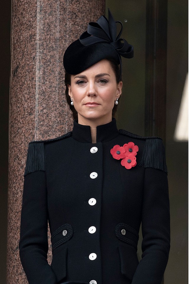 Kate Middleton távolságtartással, elegáns kabátban emlékezett meg az elesett katonákról