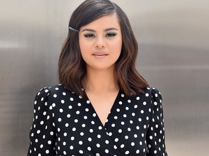 Selena Gomez felrobbantotta az internetet a dekoltázsával