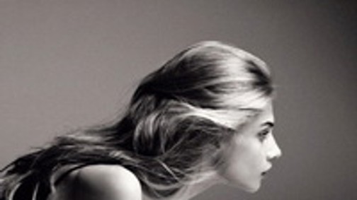 Félmeztelen jógázás tűsarkúban