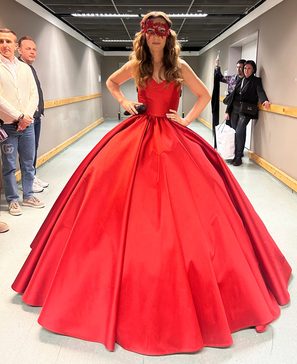 Ruzsa Magdi a koncertje előtt a Demeter Richárd tervezte mesés báliruhában