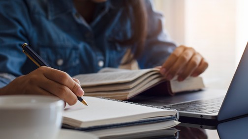 Karácsony vagy karácsony? Töltsd ki ezt a tesztet, és derítsd ki, milyen jó a helyesírásod a gyakorlatban!