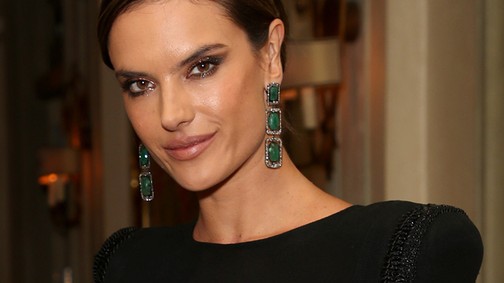 Csak egy egyszerű fekete ruha: Alessandra Ambrosio még így is egy istennő!