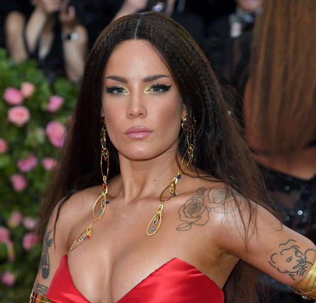 Csak erős idegzetűeknek: Halsey kitörte a lábujját és meg is mutatta