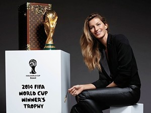 Interaktív - Gisele Bündchen és a FIFA kupa