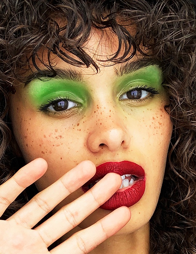 Vörös rúzs és hangsúlyos szemsmink? Naná! Bebizonyítjuk, hogy ez a kombináció nem tabu többé!