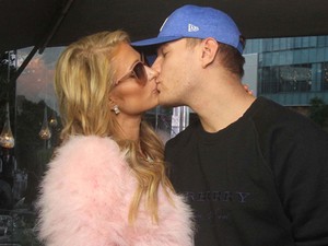 Elképesztő lánykérés: Paris Hilton immár menyasszony