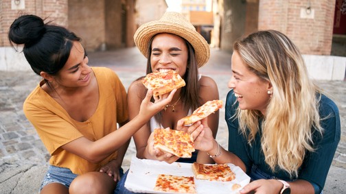 Te is minden alkalommal megvárod, amíg más enni kezd? Ez a pszichés oka