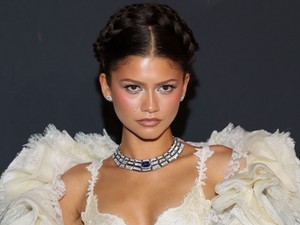 Zendaya istennőként tündököl, extrém helyen kivágott ruhában pózolt a vörös szőnyegen
