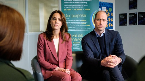 Kate Middleton sikkes nadrágkosztümben látogatta meg a londoni mentősök vezetőségét