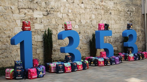 Sztárok és önkéntesek is bekapcsolódtak a pénzadományokból készülő tanszercsomagok összeállításába