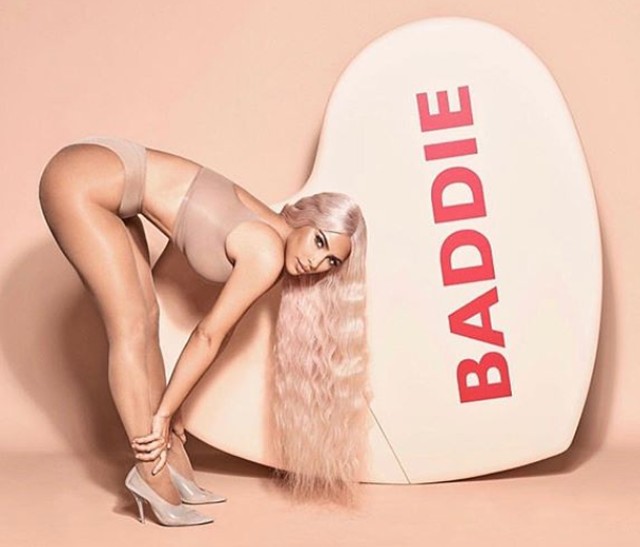 Meglátod Kim Kardashian edzője fenekének az átalakulását és leesel a székről