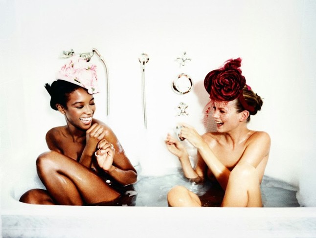 Naomi Campbell és Kate Moss Párizsban, Vogue 1996. Fotó: Ellen von Unwerth.