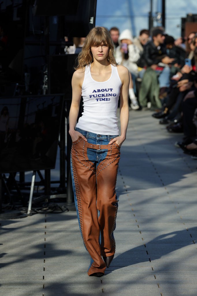 Stella McCartney legújabb kollekciója merészen feszegeti a fenntartható divat határait, stílust és tudatosságot keverve egy lázadó, mégis kifinomult megjelenésben