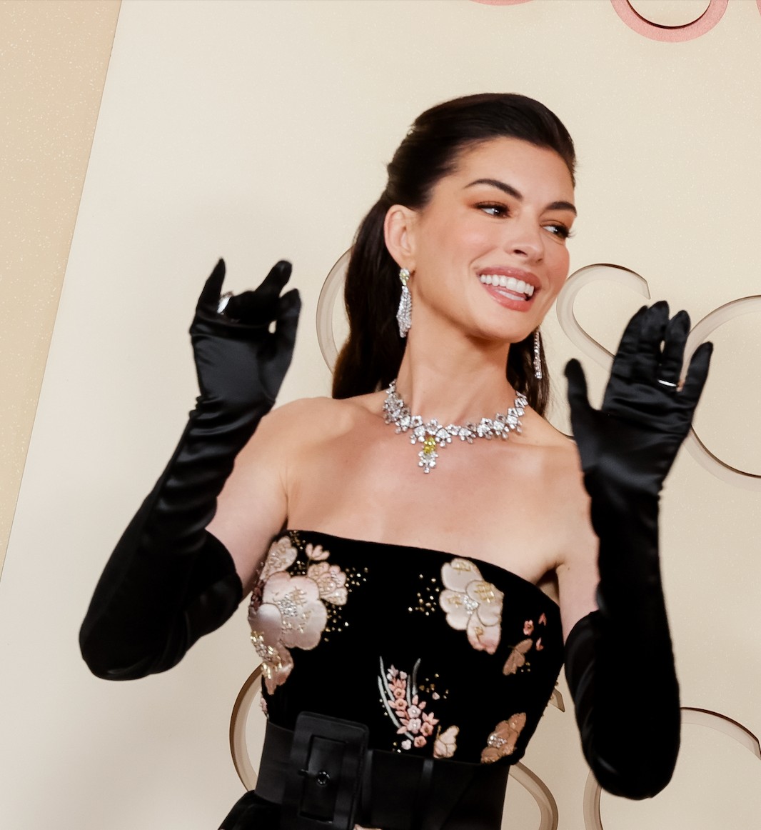 Hathaway egy pár fekete operakesztyűvel, lógós gyémántfülbevalókkal és csillogó gyémántnyaklánccal tette teljessé a megjelenését.