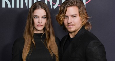 Szemeket eltakarni! Palvin Barbara és Dylan Sprouse forró csókjába még te is belepirulsz