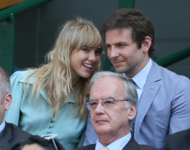 Bradley Cooper & Suki Waterhouse. A 2013-as Oscar szezon alatt a média Bradley Coopert a Napos oldal másik sztárjával, a nála jóval fiatalabb Jennifer Lawrence-el akarta minduntalan hírbe hozni. Végül is be kellett látniuk, hogy nem Jennifer ejtette rabul Bradley szívét, hanem a brit modell, Suki Waterhouse, aki szintén jóval fiatalabb a sármos színésznél. A pár tavasz óta tartó kapcsolata harmonikus, így valószínű, hogy a 2014-es évet is együtt folytatják majd.