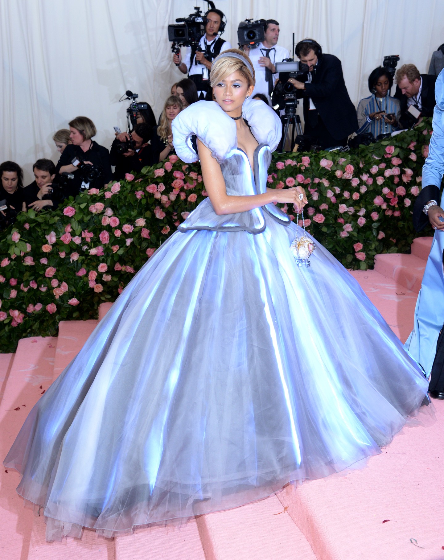 Zendaya - szó szerint - ragyogó Tommy Hilfiger Hamupipőke ruhájának elkészítéséhez 20 szénszálas rúdra, öt akkumulátorra és 40 méternyi LED-lámpára volt szükség. A 2019-es Met-gála egyik legemlékezetesebb kreációja volt. 