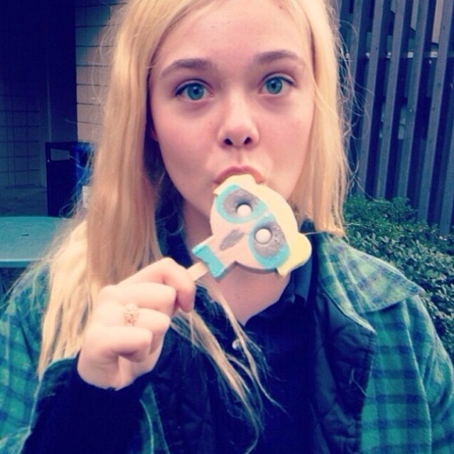 Mint minden rendes tininek, Elle Fanning profilja is tele van szelfikkel. De mi akkor is imádjuk, hiszen olyan bájos és a divatérzéke elképesztő. @elle_fanning