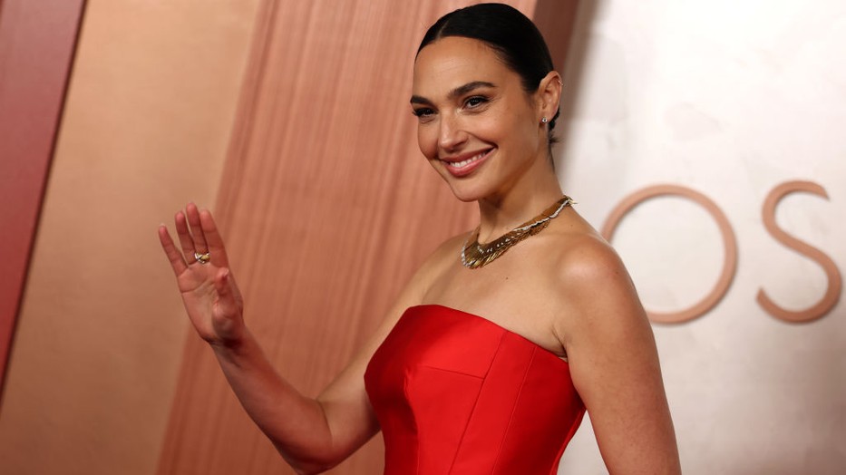 Gal Gadot káprázatosan festett a vörös szőnyegen