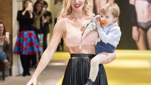 Terhes nő bugyiban a kifutón