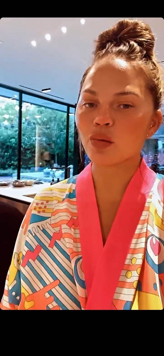 Chrissy Teigen sütögetős videókkal tér vissza Instagramra