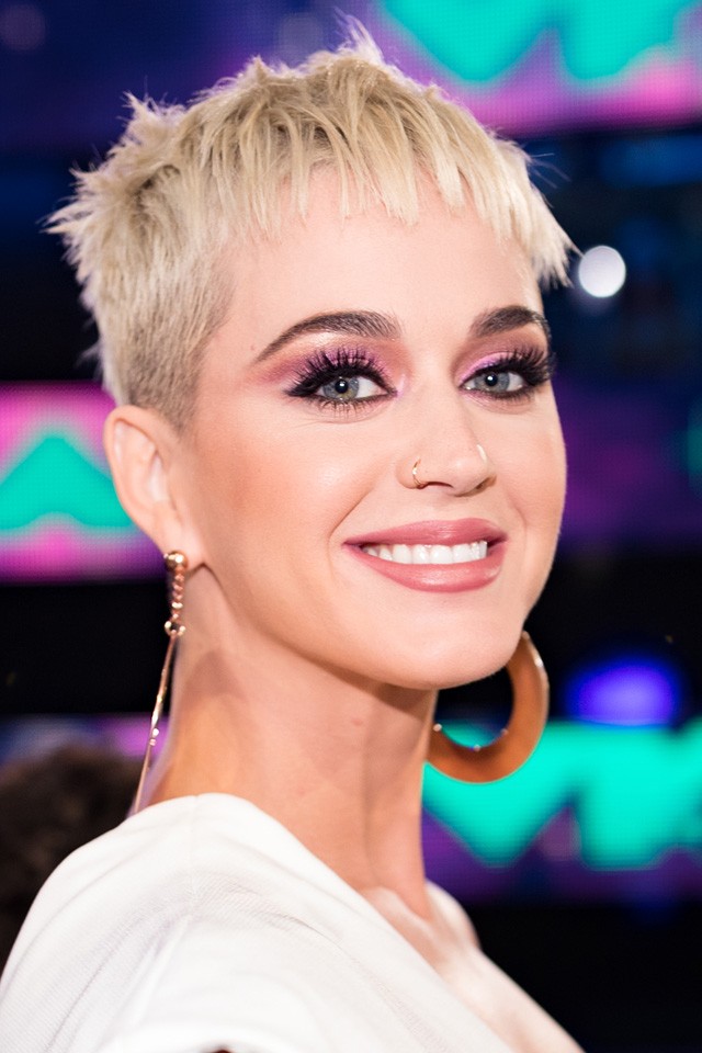 Amíg mi otthon fekszünk, Katy Perry macinak öltözve szeli az utcákat